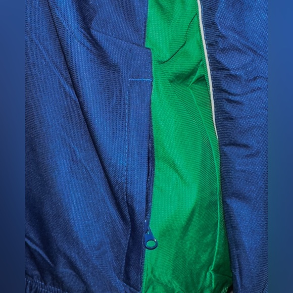 Reversible NHL Reebok Canucks jacket. Size large. - Picture 6 of 6